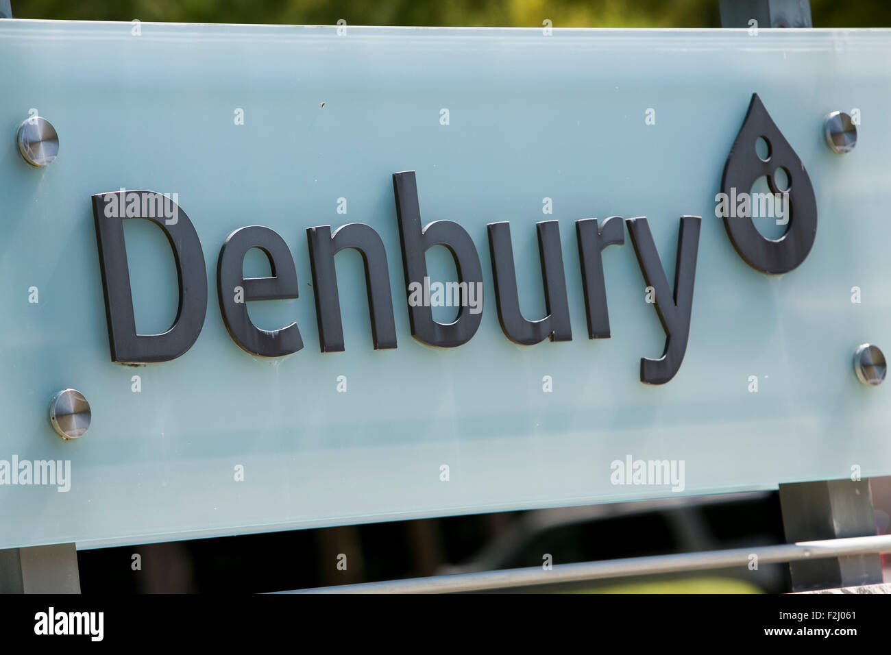 Un logo segno al di fuori della sede di risorse Denbury, Inc. di Plano, in Texas, il 12 settembre 2015. Foto Stock