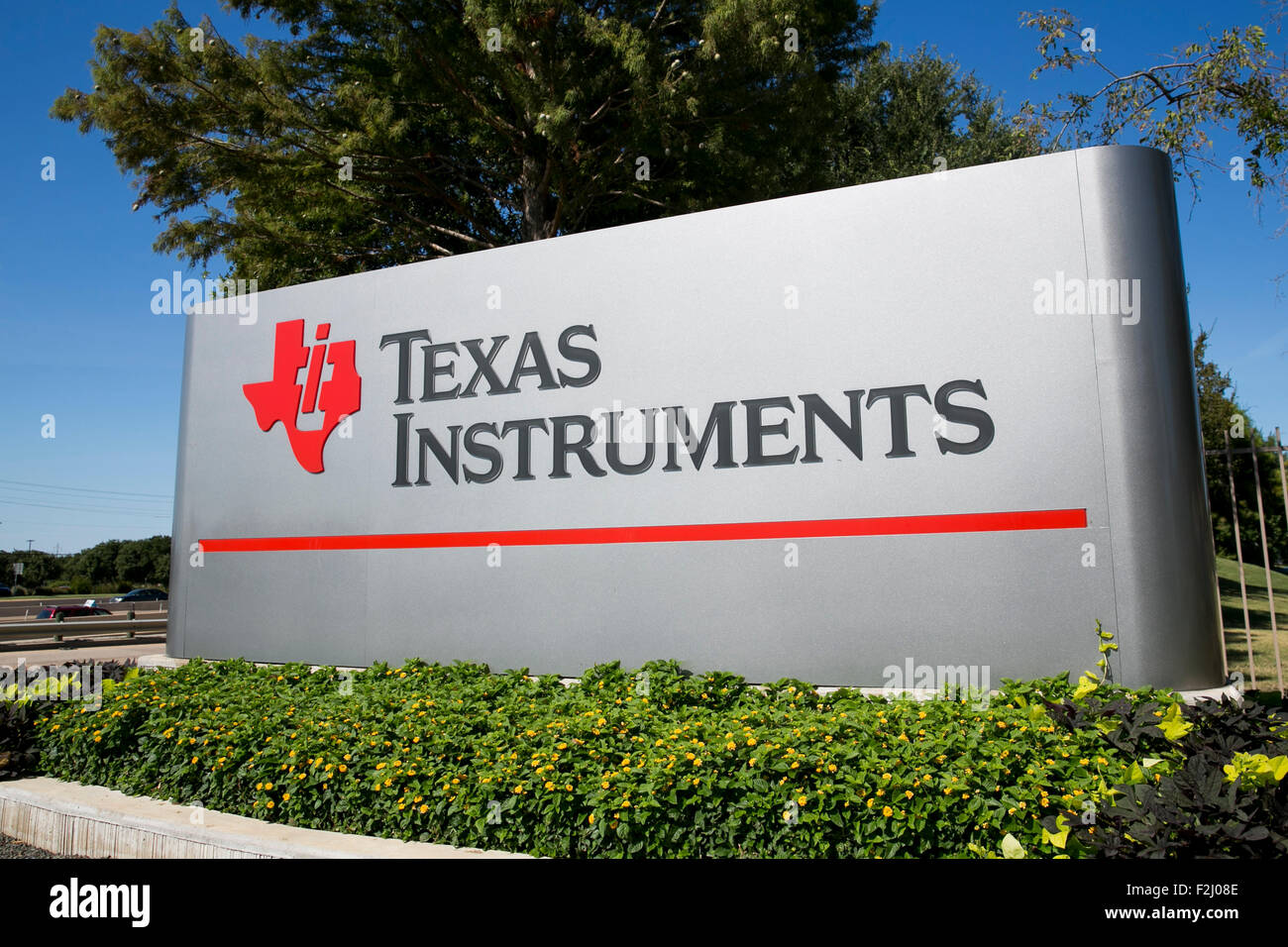 Un logo segno al di fuori della sede della Texas Instruments a Dallas, in Texas, il 12 settembre 2015. Foto Stock