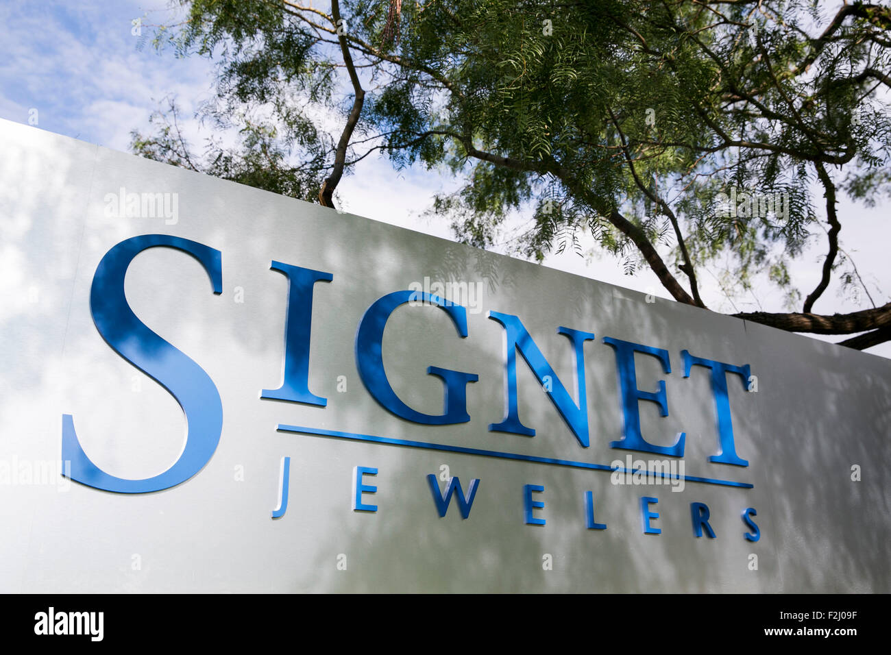 Un segno del logo al di fuori di una struttura occupata da Signet Jewelers Limited in Irving, Texas, il 13 settembre 2015. Foto Stock