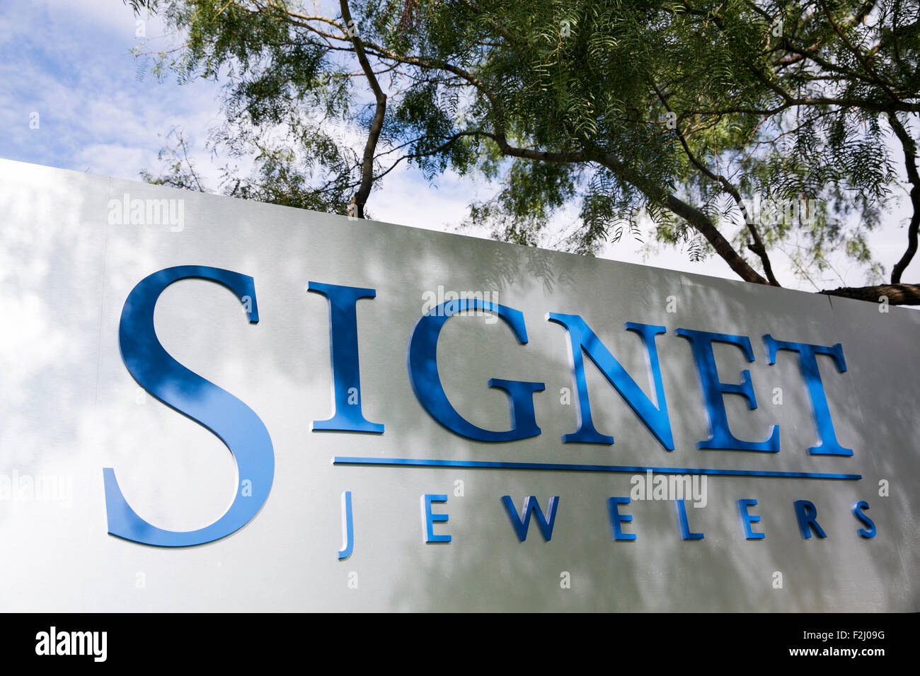 Un segno del logo al di fuori di una struttura occupata da Signet Jewelers Limited in Irving, Texas, il 13 settembre 2015. Foto Stock