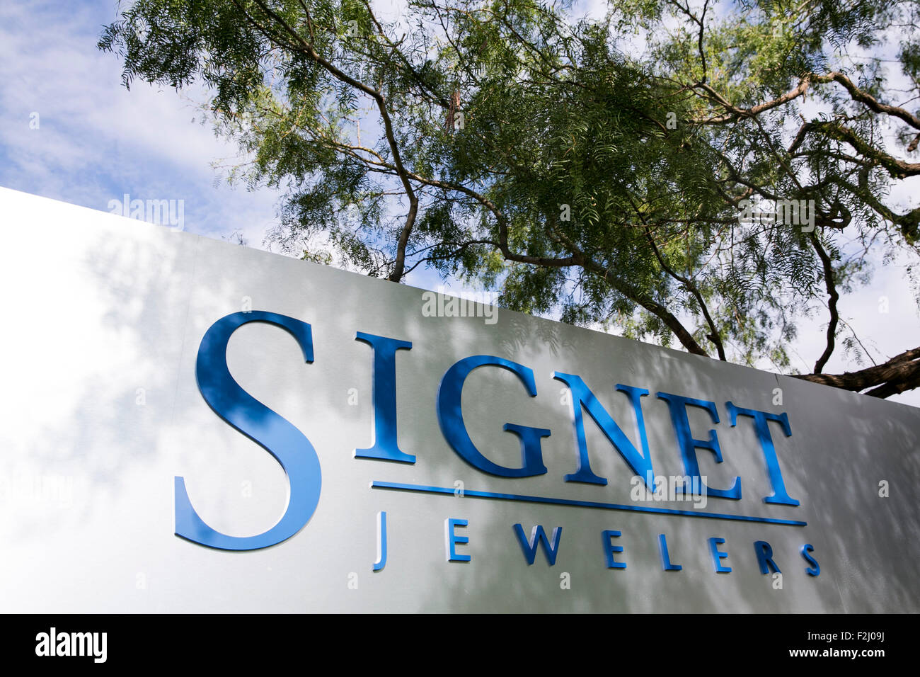 Un segno del logo al di fuori di una struttura occupata da Signet Jewelers Limited in Irving, Texas, il 13 settembre 2015. Foto Stock