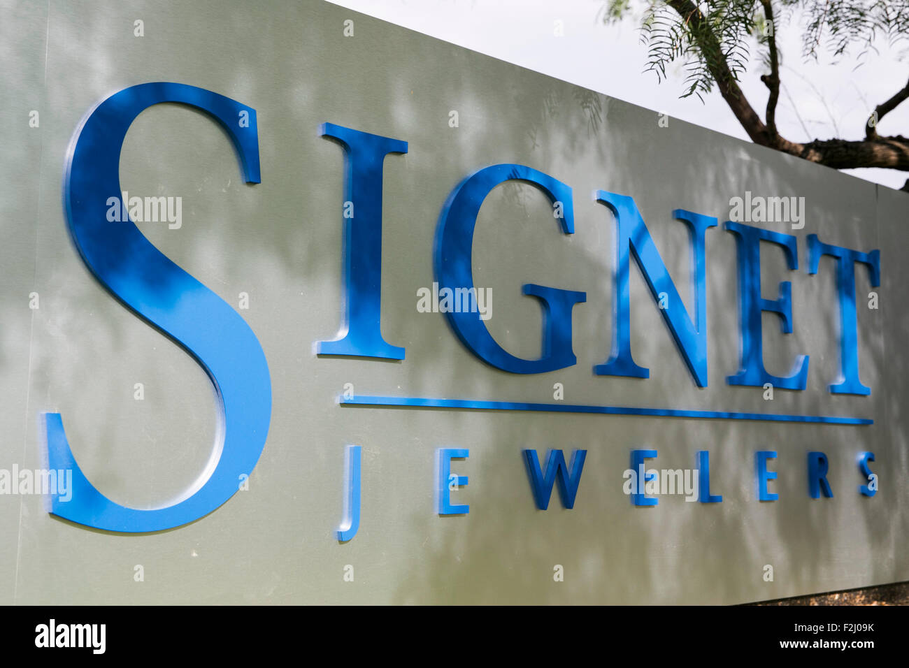 Un segno del logo al di fuori di una struttura occupata da Signet Jewelers Limited in Irving, Texas, il 13 settembre 2015. Foto Stock