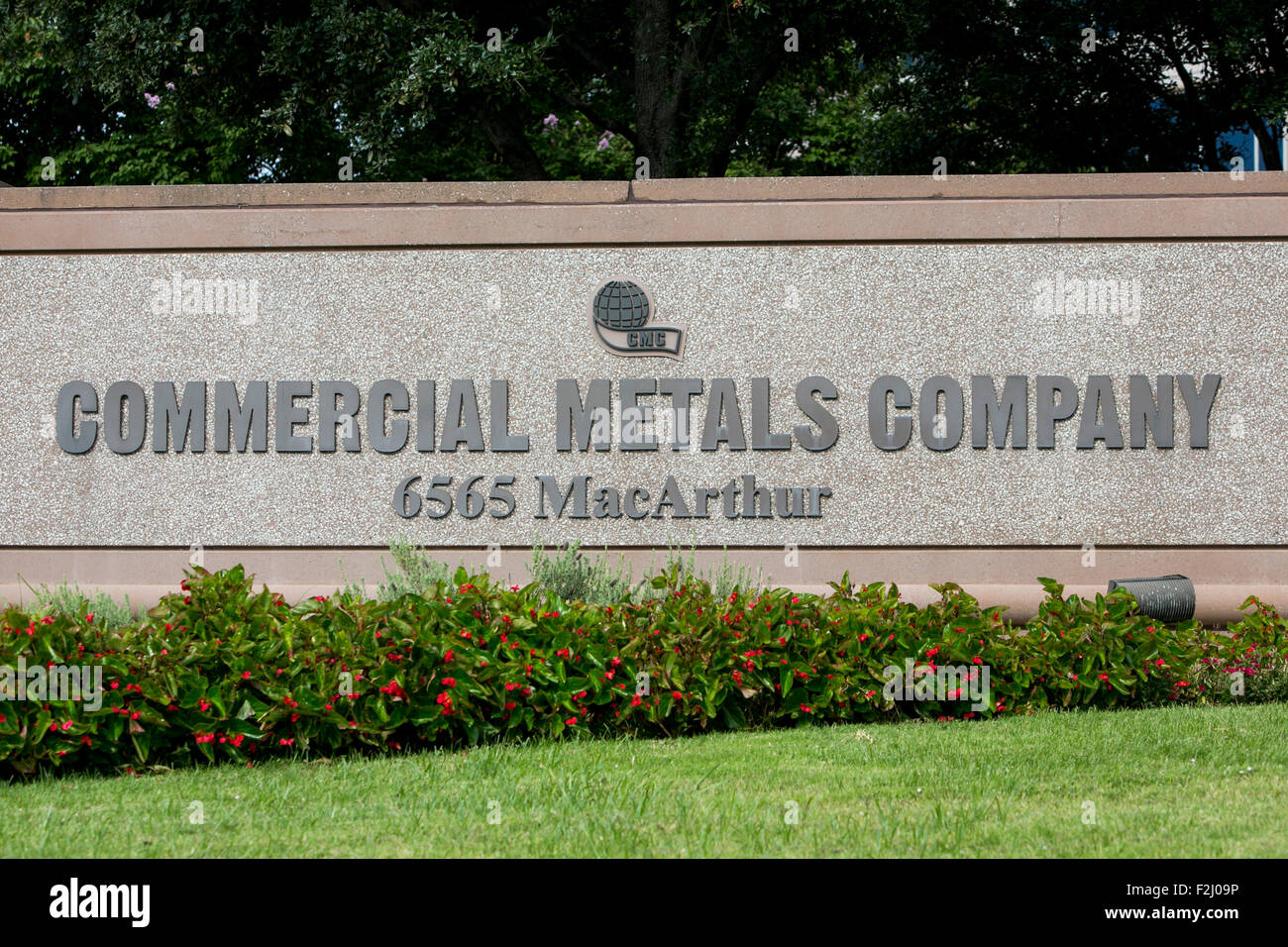 Un logo segno al di fuori della sede della Commercial Metals Company in Irving, Texas, il 13 settembre 2015. Foto Stock