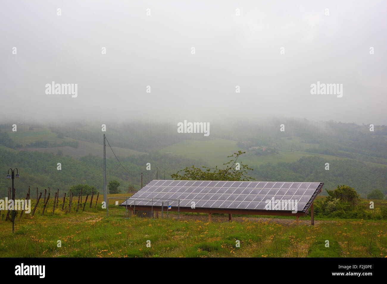 Visualizzazione di foto di pannelli di Voltaic in vigna Foto Stock