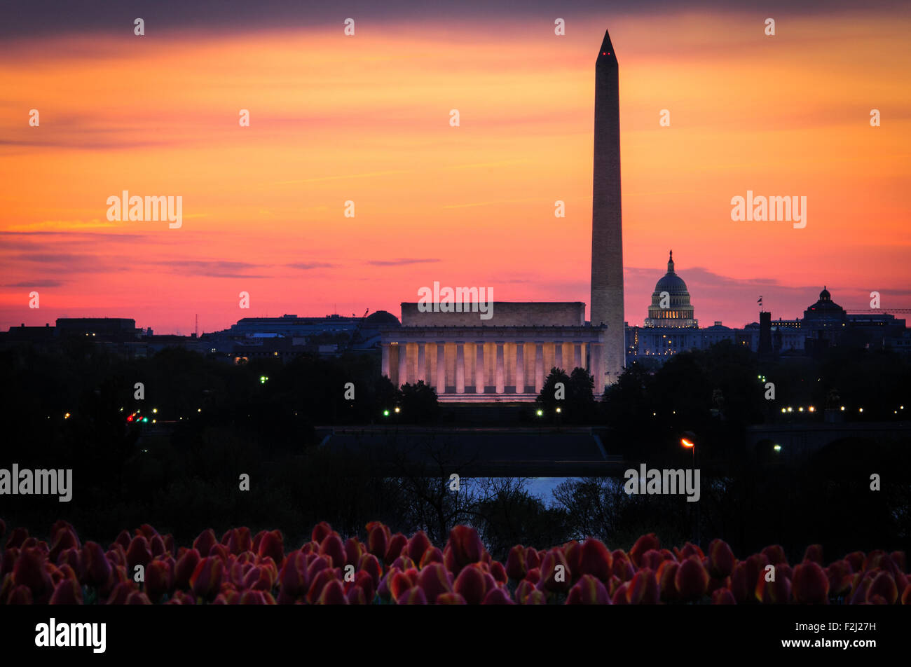 Il Lincoln Memorial, il Monumento a Washington e il Capitol come si vede dai Paesi Bassi Carillon, vicino al Marine Corps War Memorial. Foto Stock