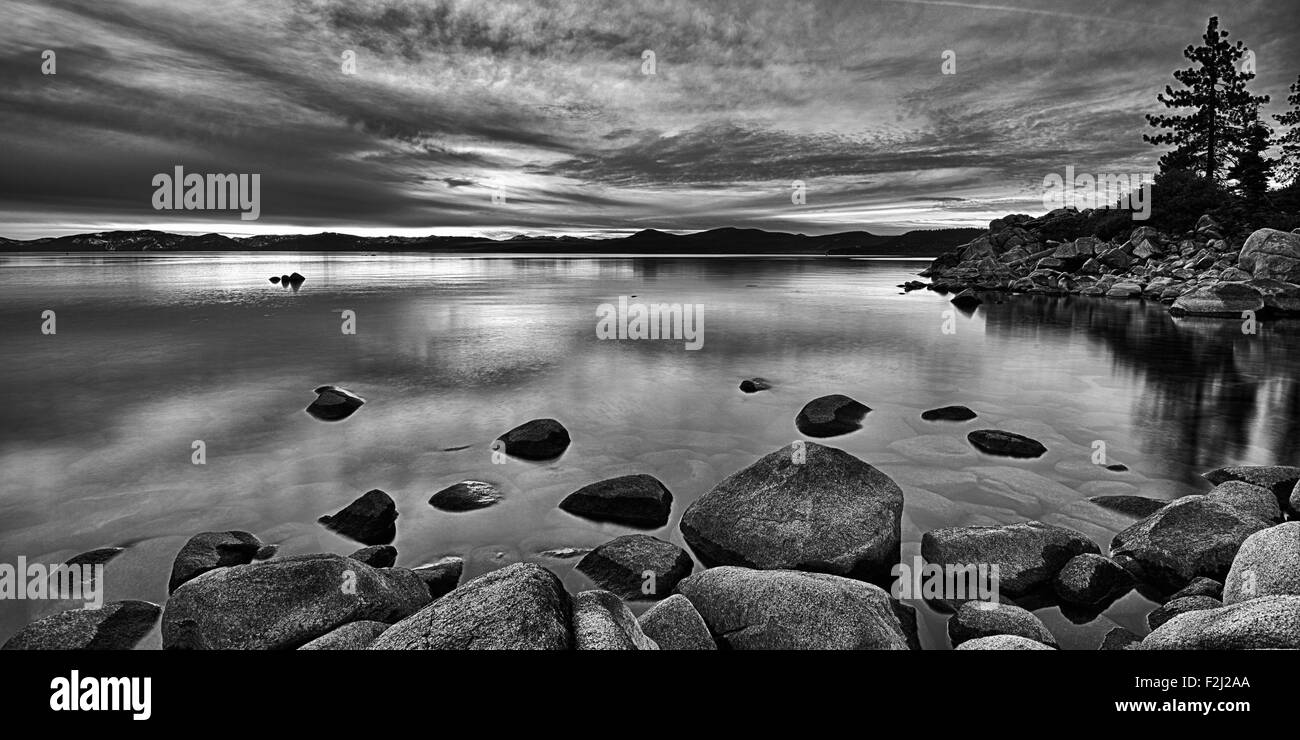 Le rocce in un lago, il lago Tahoe, Sierra Nevada, in California, Stati Uniti d'America Foto Stock