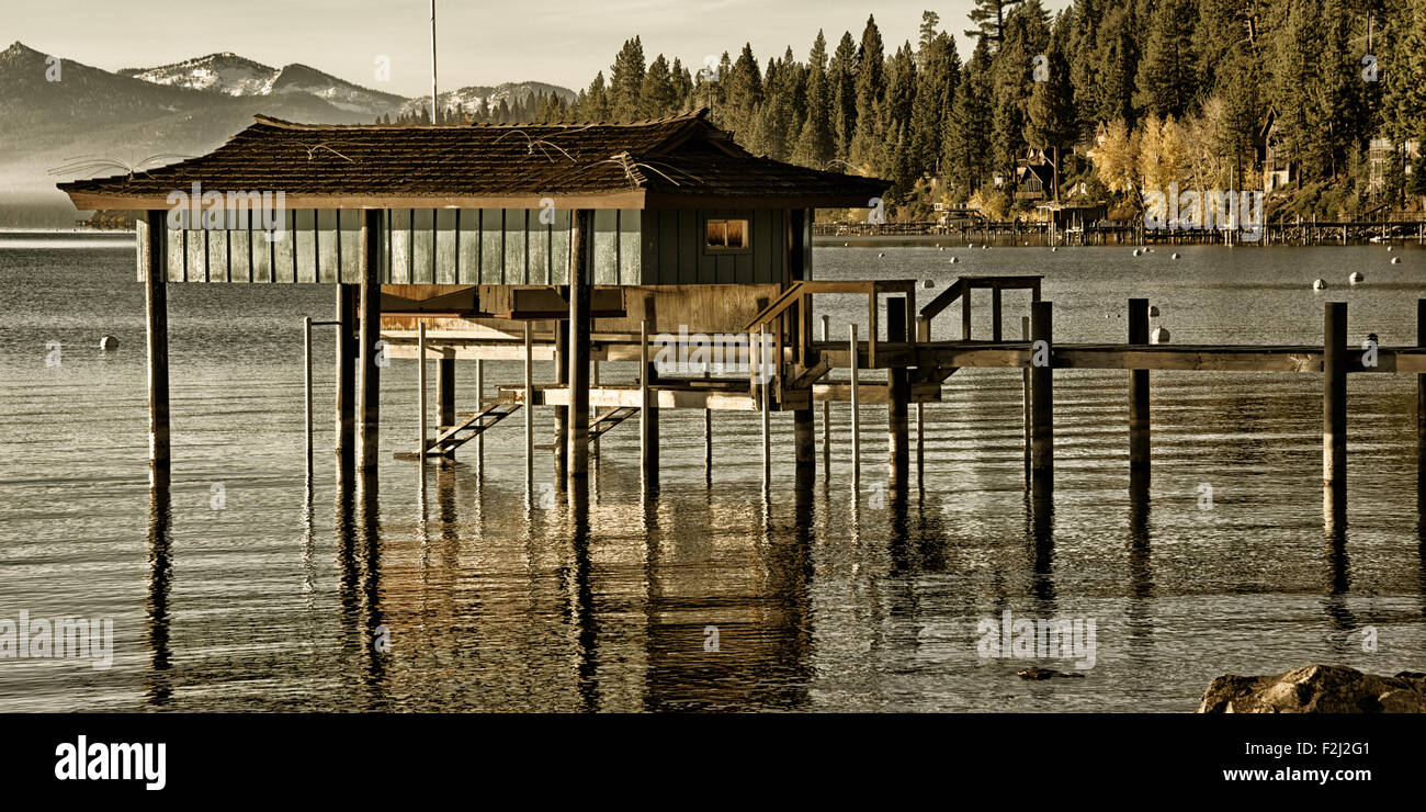 Stilt capanna in un lago, corniola Bay, il lago Tahoe, CALIFORNIA, STATI UNITI D'AMERICA Foto Stock