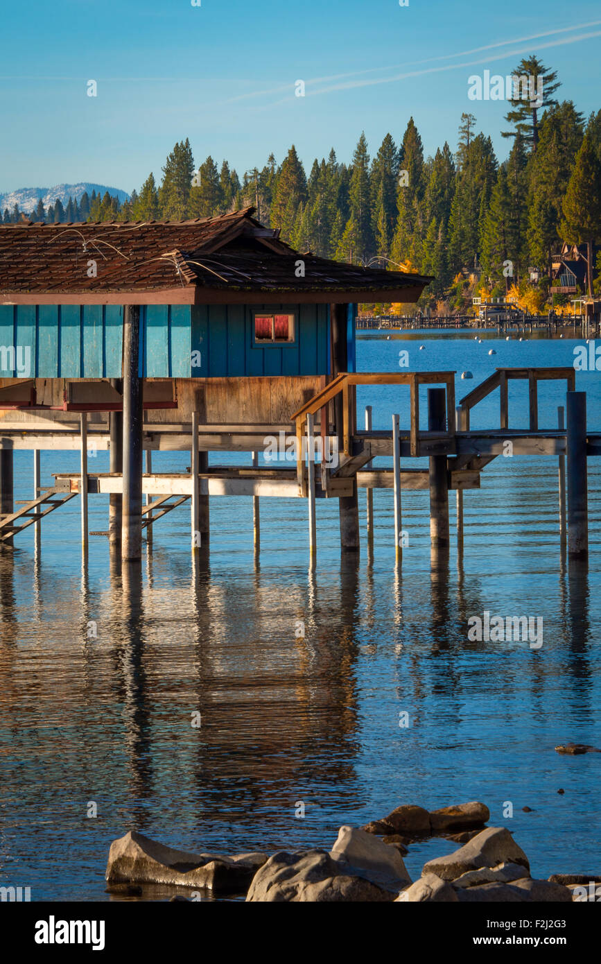 Stilt capanna in un lago, corniola Bay, il lago Tahoe, CALIFORNIA, STATI UNITI D'AMERICA Foto Stock