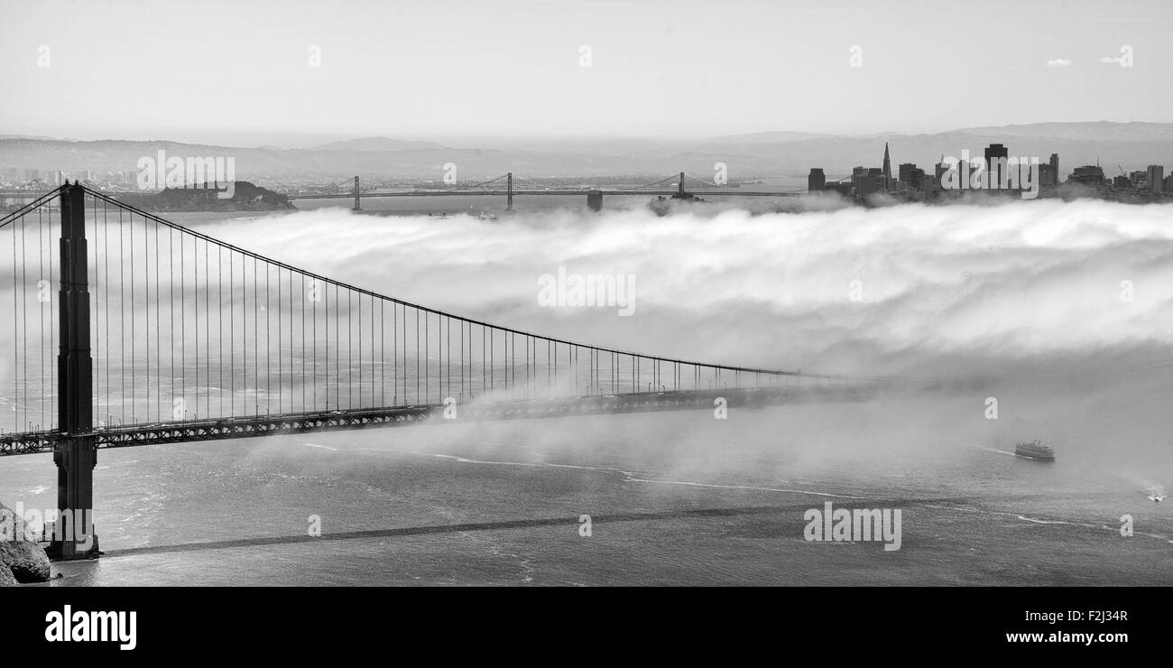 Golden Gate Bridge con grattacieli in background e la baia di San Francisco, San Francisco, California, Stati Uniti d'America Foto Stock