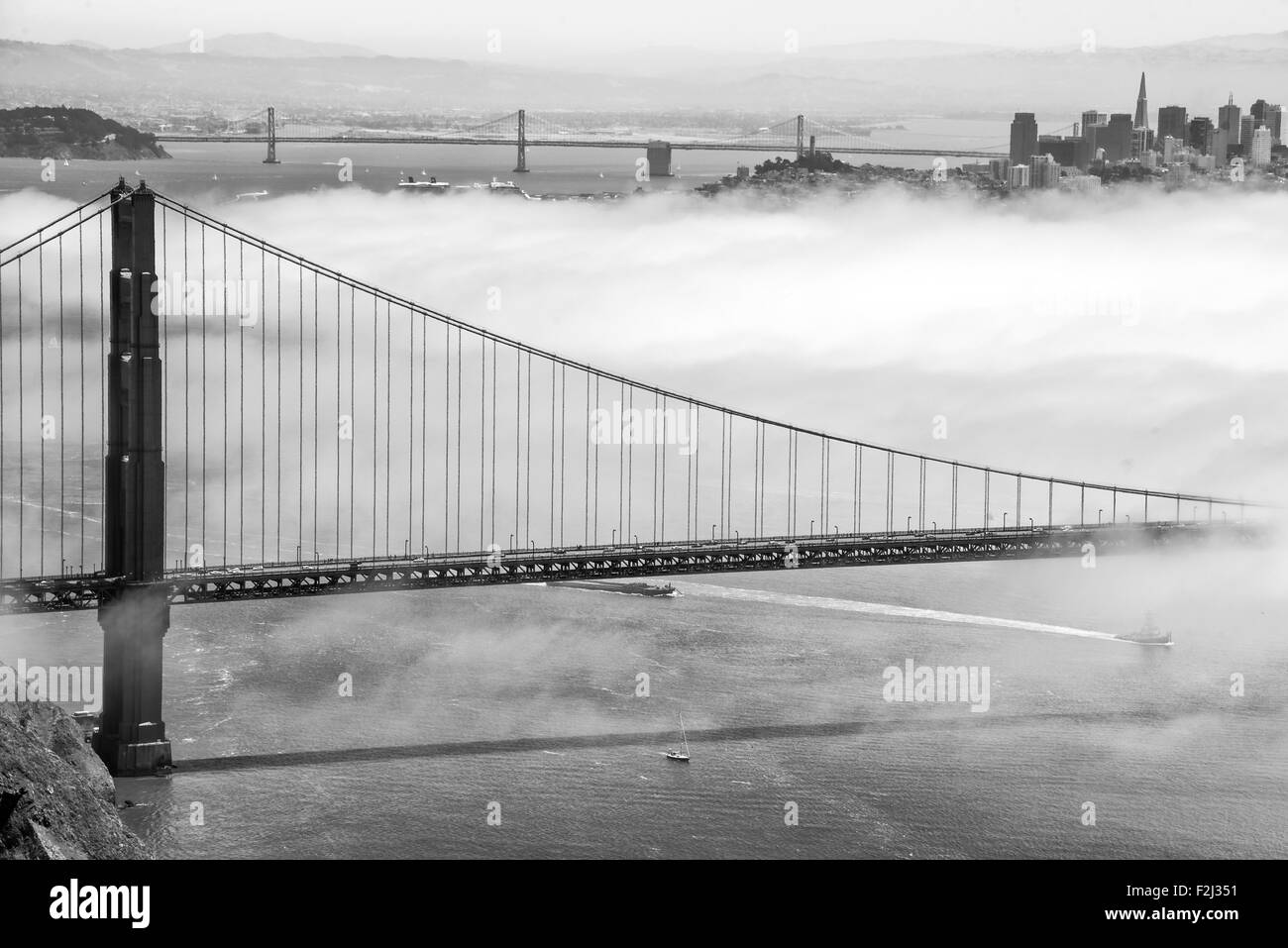 Golden Gate Bridge e il Bay Bridge, la baia di San Francisco, San Francisco, California, Stati Uniti d'America Foto Stock