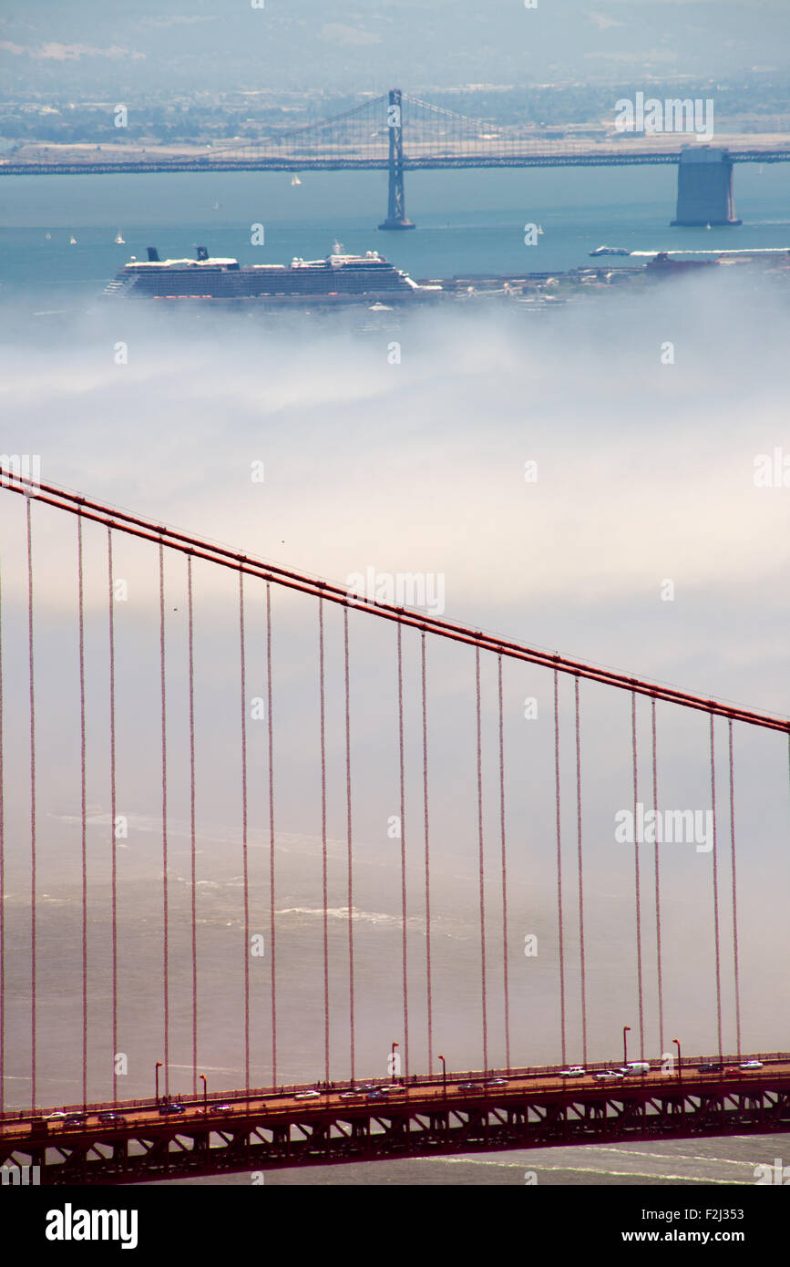 Golden Gate Bridge e il Bay Bridge, la baia di San Francisco, San Francisco, California, Stati Uniti d'America Foto Stock