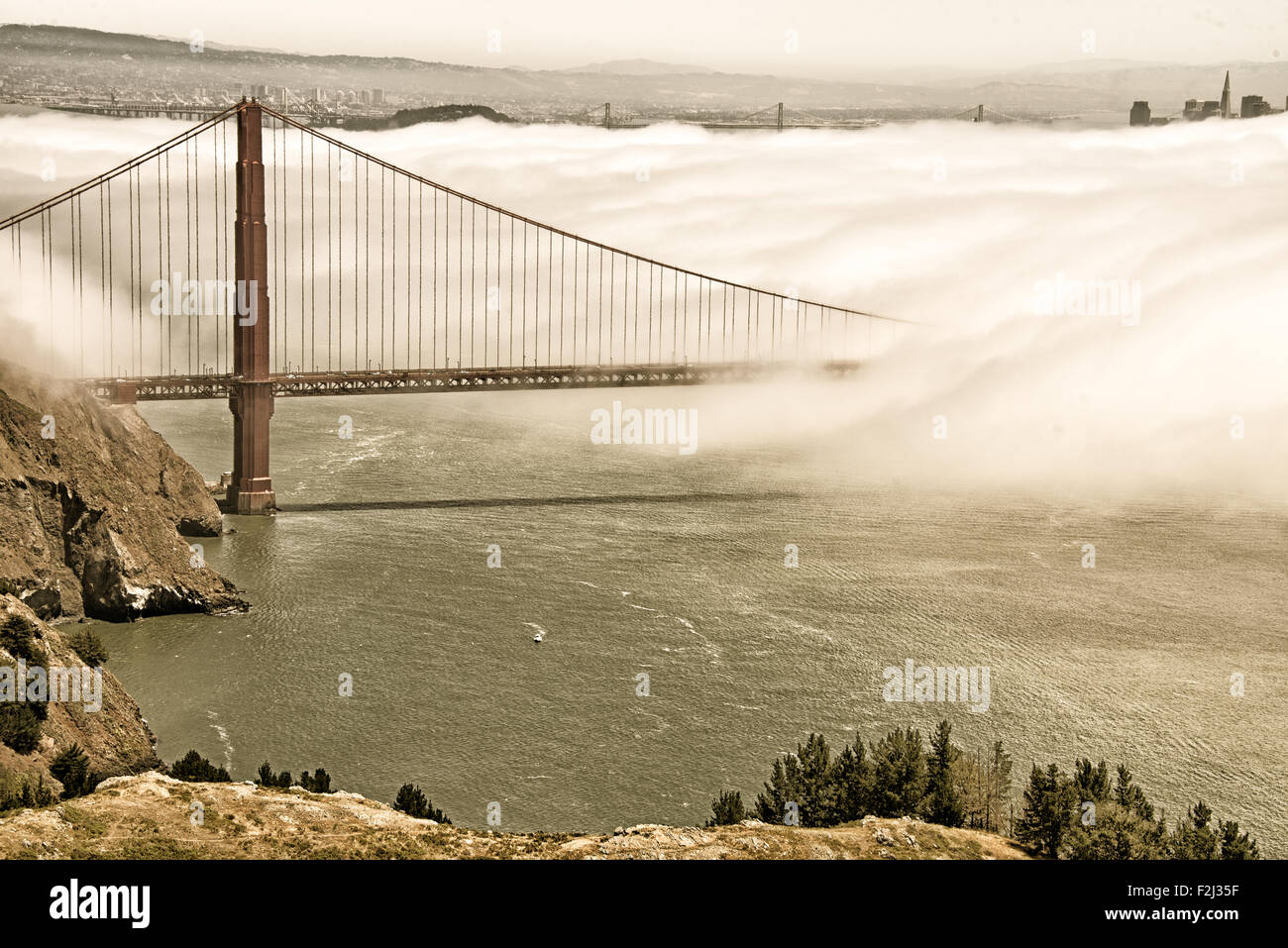 Sospensione ponte sull'oceano Pacifico, il Ponte Golden Gate e la baia di San Francisco, San Francisco, California, Stati Uniti d'America Foto Stock
