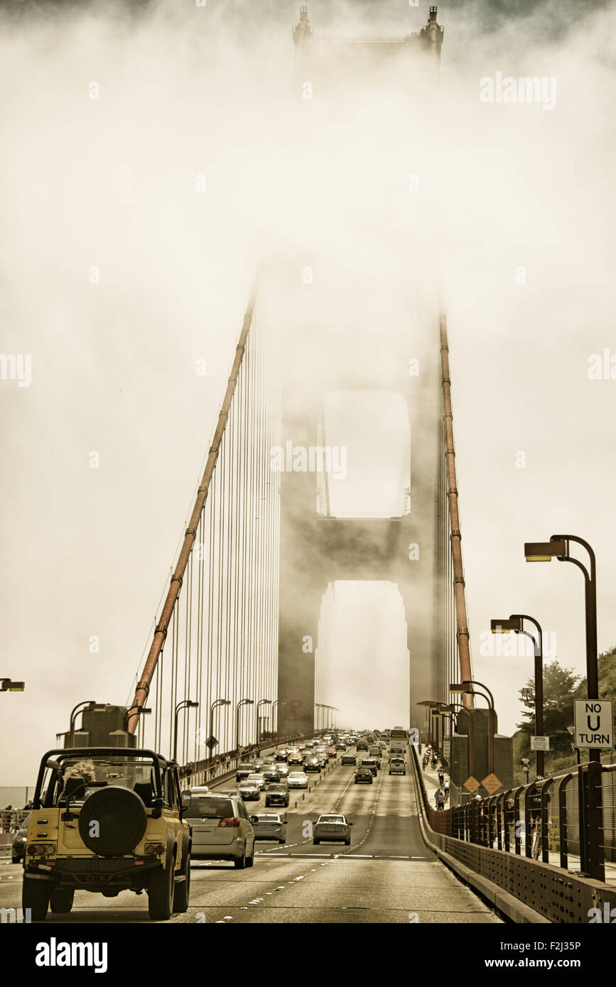 Il traffico sul ponte di sospensione, il Ponte Golden Gate e la baia di San Francisco, San Francisco, California, Stati Uniti d'America Foto Stock