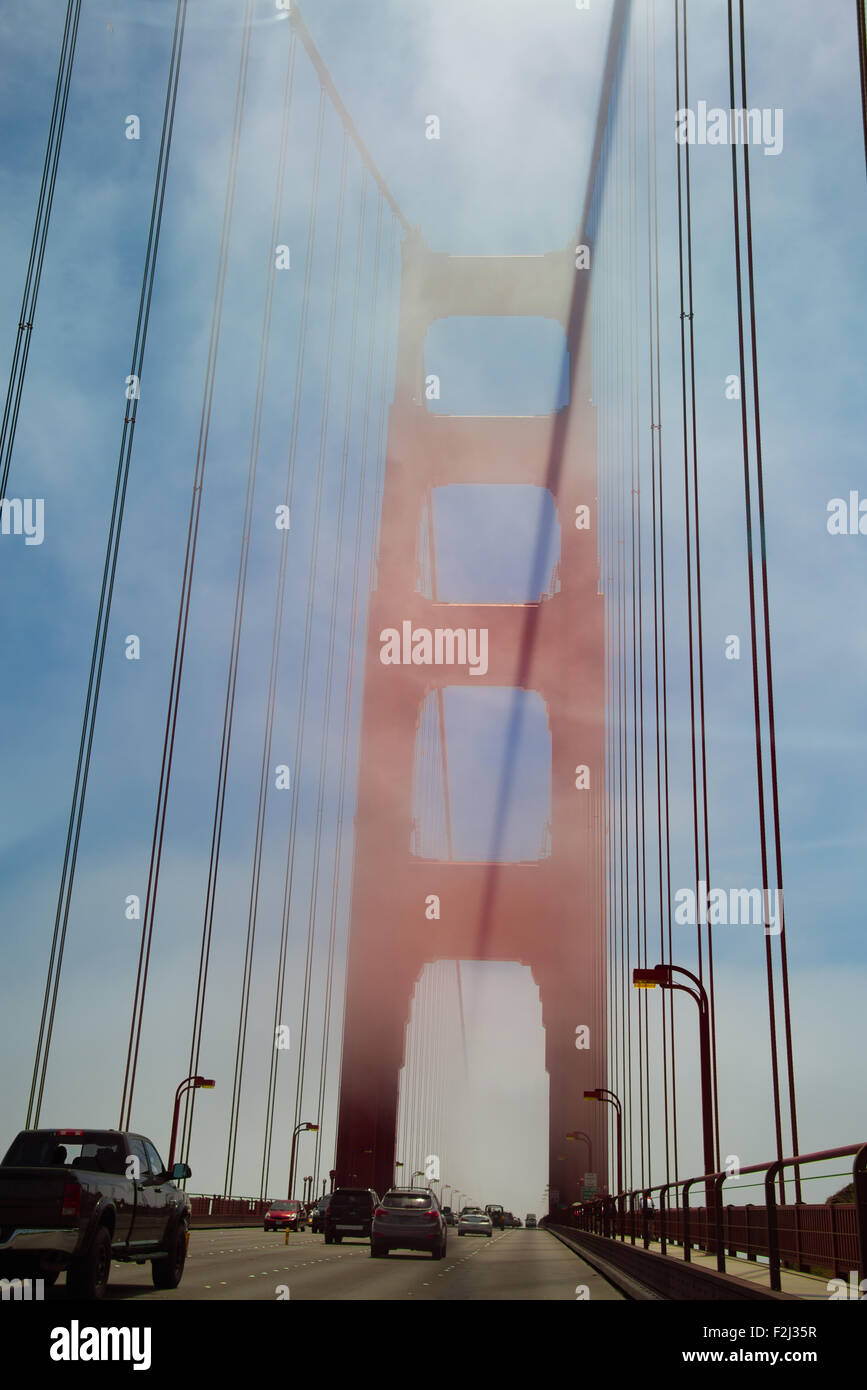 Il traffico sul ponte di sospensione, il Ponte Golden Gate e la baia di San Francisco, San Francisco, California, Stati Uniti d'America Foto Stock