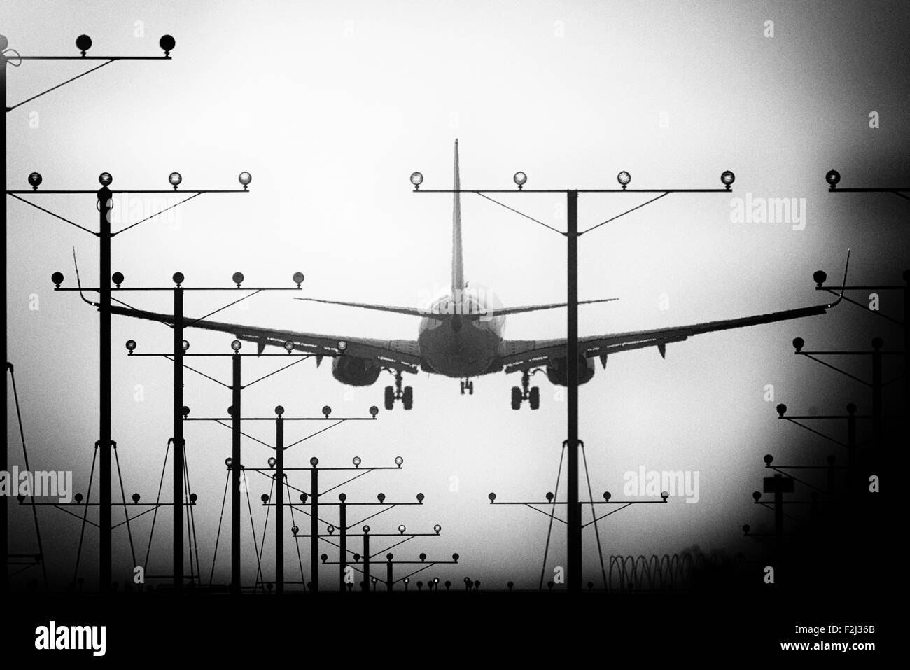 Atterraggio aereo presso l'Aeroporto Internazionale di Los Angeles durante il tramonto, Los Angeles, California, Stati Uniti d'America Foto Stock