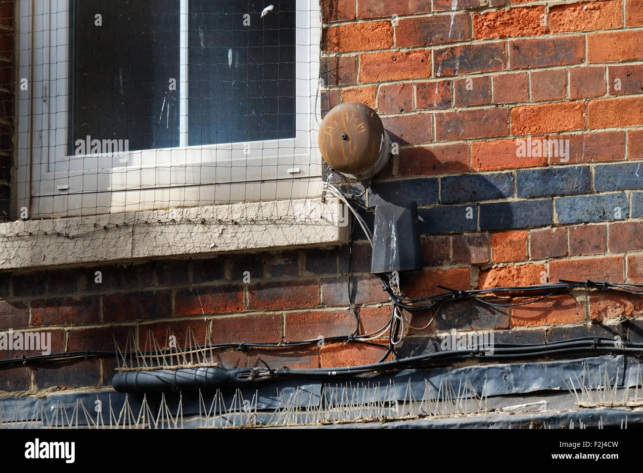 Il vecchio ladro il campanello di allarme sulla parete edilizia. Foto Stock
