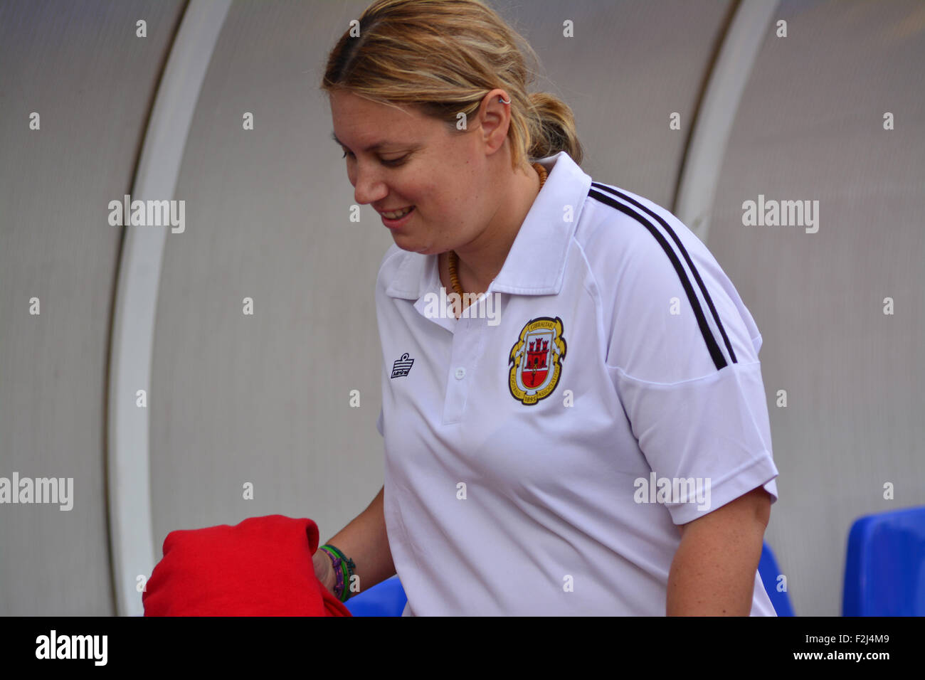 Gibilterra. Xx Settembre, 2015. Nuova testa di Gibilterra calcio femminile inizia la palla verso una nuova era del calcio femminile sotto la sua leadership. Sabato 19 Settembre 2015 come parte della UEFA Grassroots day organizzato dal Gibilterra fa, la donna della squadra nazionale di fronte una selezione dalla Special Olympics. Le donne guidato da un nuovo capo della divisione e il pullman è uscito 2-1 vincitori. Credito: Stephen Ignacio/Alamy Live News Foto Stock