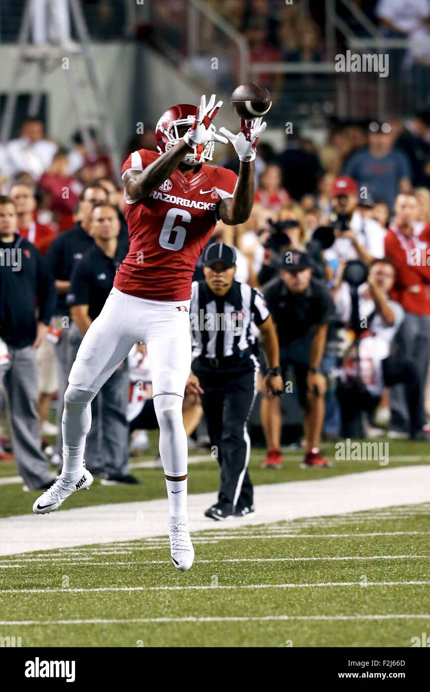 Fayetteville, AR. Xix Sep, 2015. Ricevitore Arkansas Kendrick Edwards #6 appare in una sfera lungo il margine. Il Texas Tech Red Raiders sconfitto il Arkansas Razorbacks 35-24 di Fayetteville, AR. Richey Miller/CSM/Alamy Live News Foto Stock