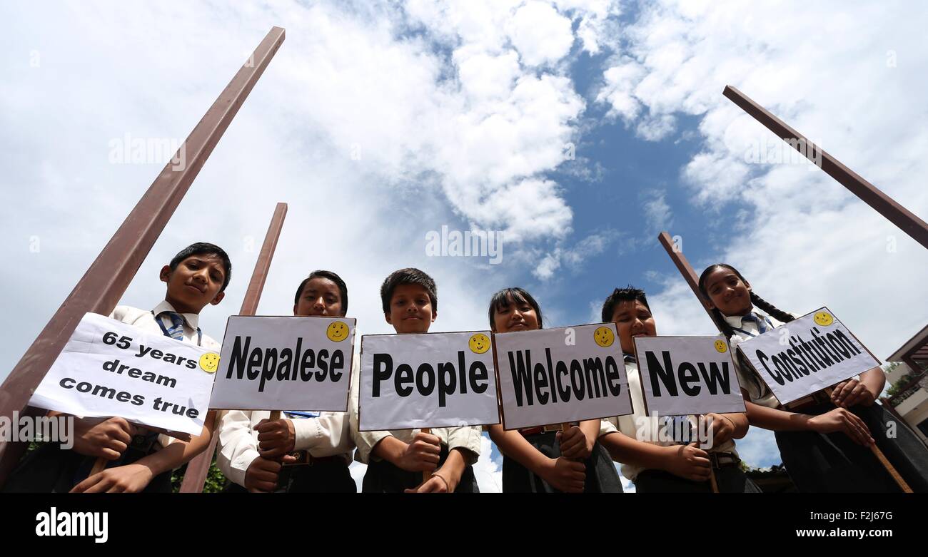 Kathmandu, Nepal. Xx Settembre, 2015. I bambini tenere cartelloni durante un evento di celebrazione della nuova costituzione in Kathmandu, capitale del Nepal, sul Sett. 20, 2015. Il tanto atteso Costituzione entrerà in vigore il 7 settembre 20 una volta che è stato inaugurato dal Presidente Ram Baran Yadav all'Assemblea Costituente edificio nella capitale nepalese. © Sunil Sharma/Xinhua/Alamy Live News Foto Stock