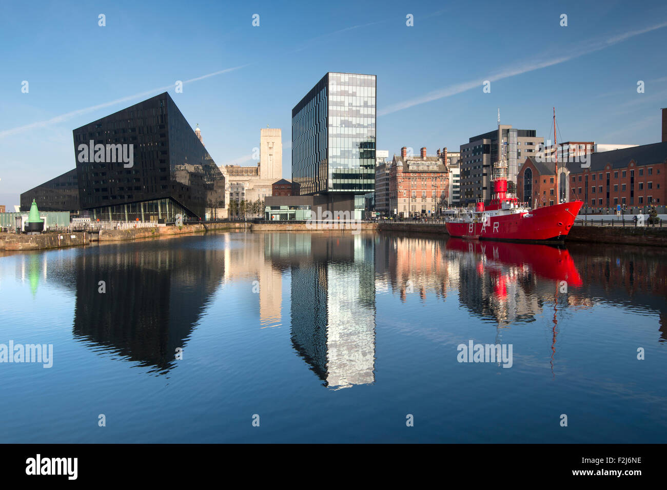 L'isola di Mann, il Mersey Bar Lightship & Waterfront edifici, Canning Dock, Liverpool, Merseyside. Regno Unito Foto Stock