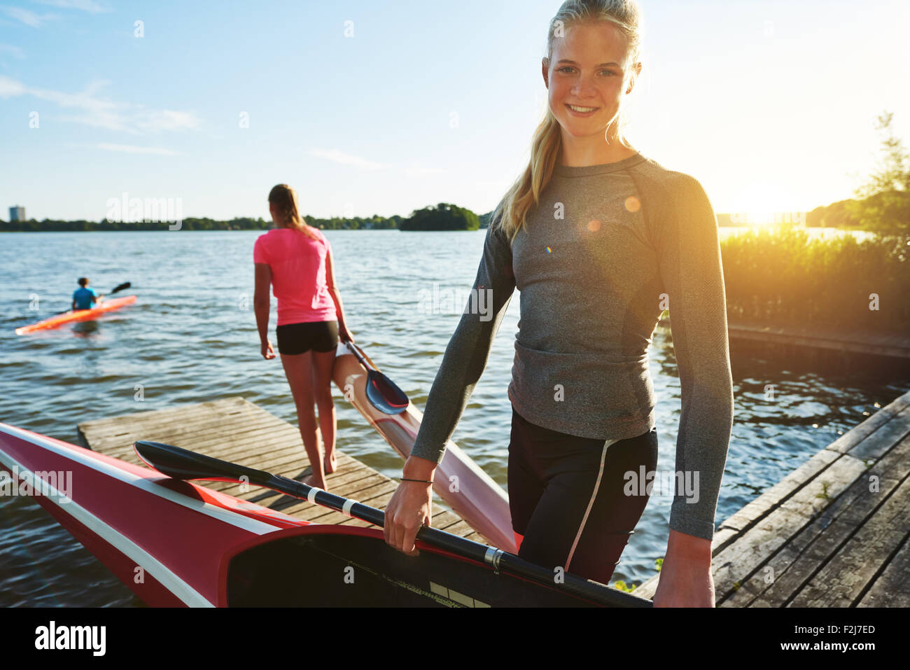 Montare una donna con il kayak ottenere pronto per la pratica Foto Stock