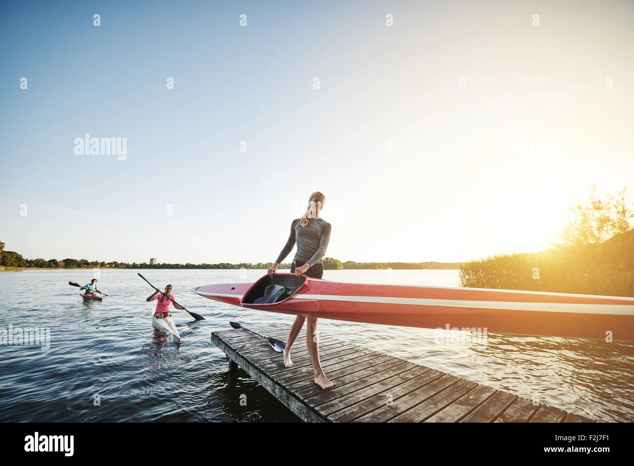 Il team di canottaggio dopo il training Getting fuori dall'acqua Foto Stock