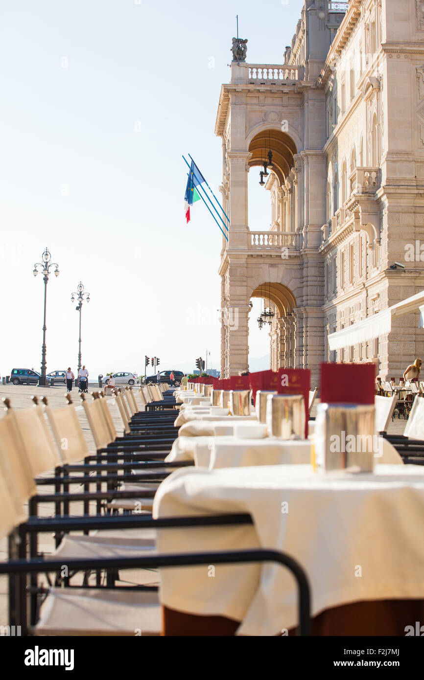 Sedie e tavoli da caffè all'aperto bar Foto Stock