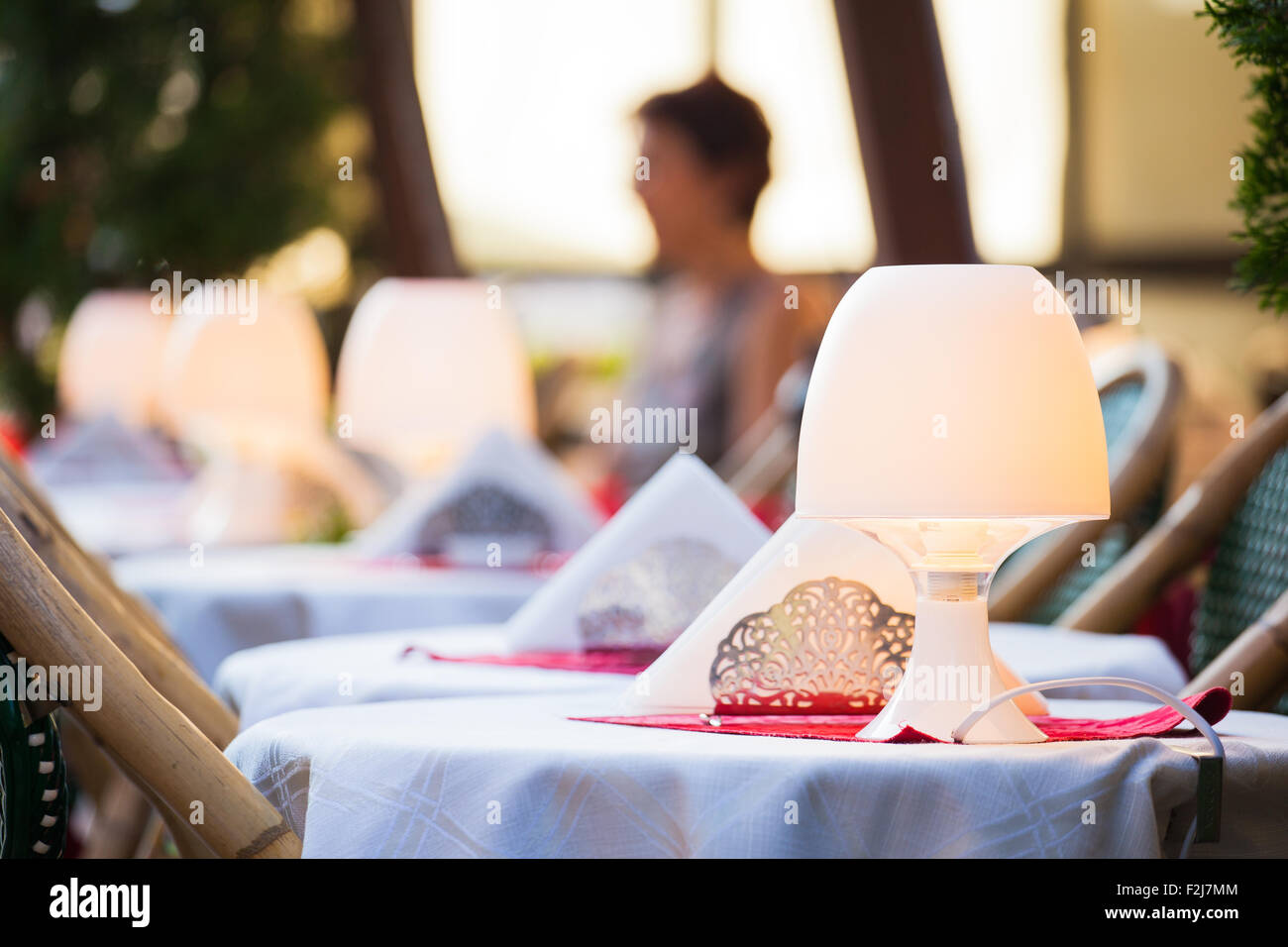 Sedie e tavoli da caffè all'aperto bar Foto Stock