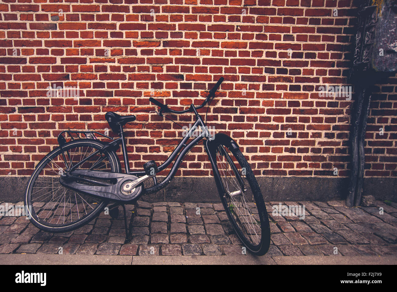 Classic Vintage Tanga Nero bicicletta su strada, dai toni rétro immagine Foto Stock