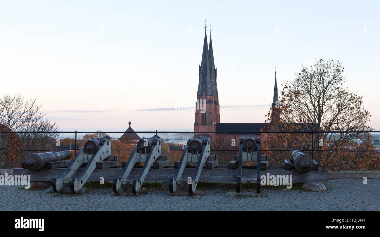 UPPSALA, SVEZIA IL 14 OTTOBRE 2013. Vista di un forte tra la cattedrale e la città. Le pistole di questo lato. La mattina presto. Editoriale. Foto Stock