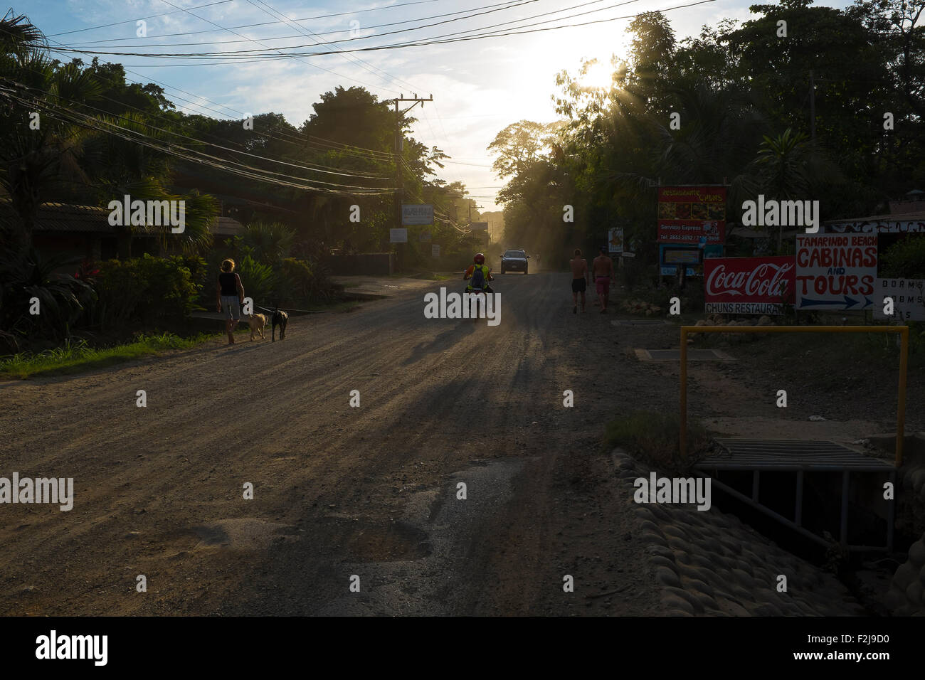 Una sterrata polverosa strada che conduce dalla città di Tamarindo Di Playa Langosta in Guanacaste in Costa Rica Foto Stock