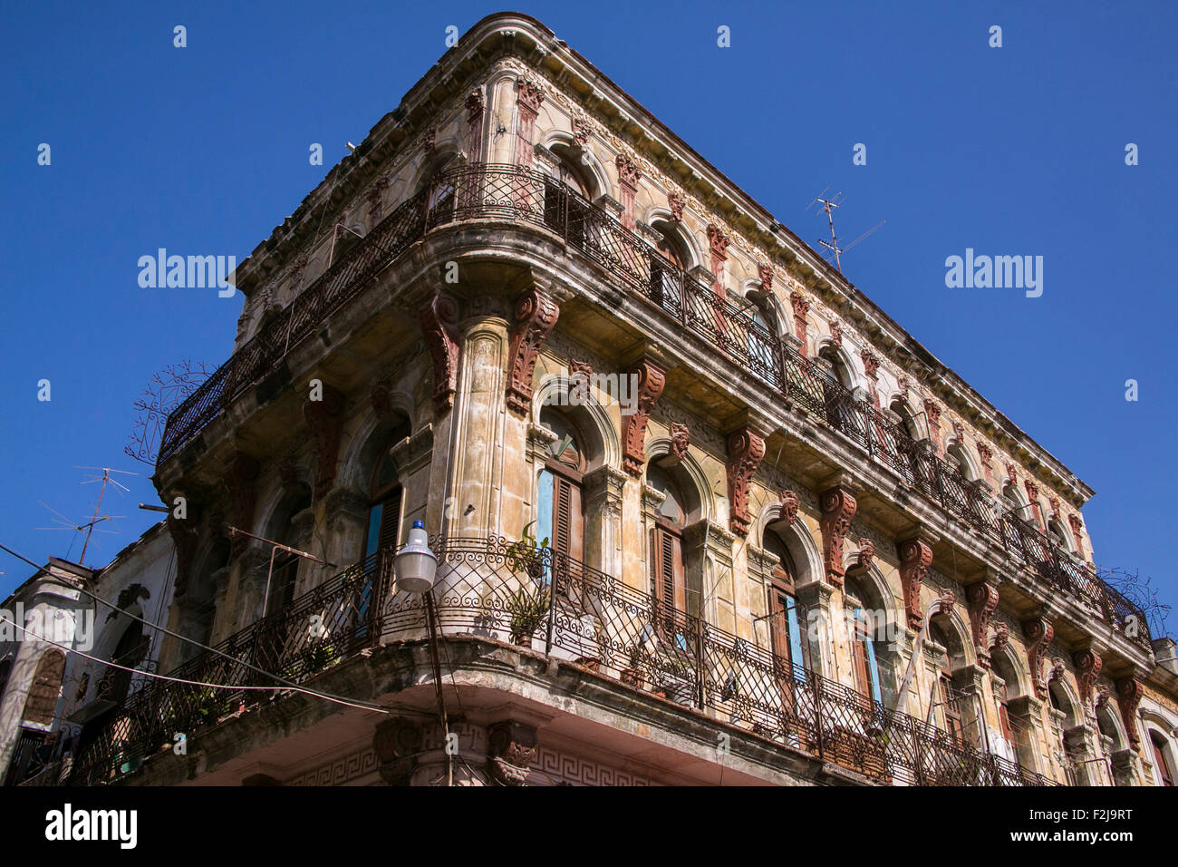 Tope di edificio di appartamenti in Old Havana, Cuba. Foto Stock