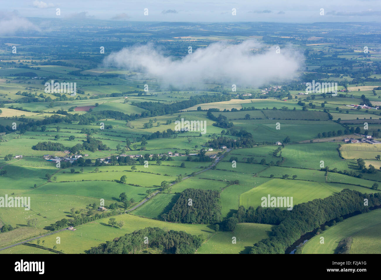 La campagna in Eden Valley, Cumbria, mostrando i terreni agricoli e boschivi dall'aria. Foto Stock