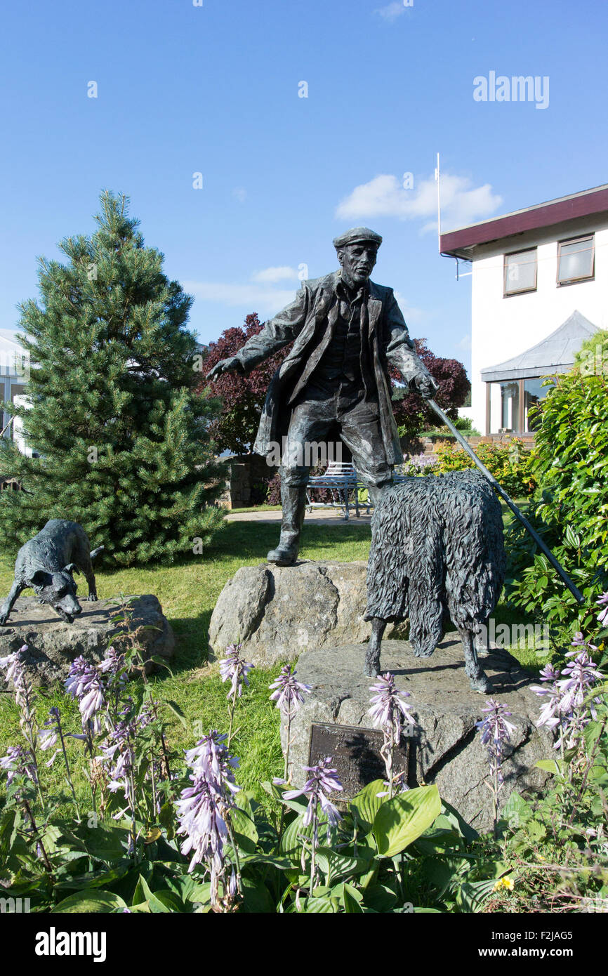 Statua di bronzo di pastore e collie sheepdog con una pecora al Royal Welsh Showground, Galles. Foto Stock