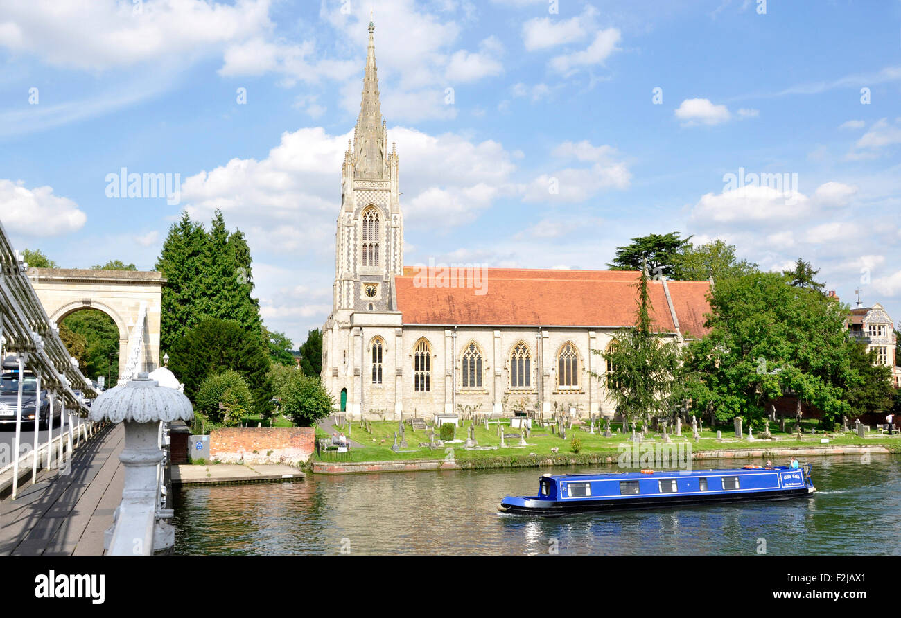 Bucks - Marlow sul Tamigi - riverside chiesa di Tutti i Santi - passaggio barca stretta - nelle vicinanze ponte di sospensione - Luce solare - cielo blu Foto Stock