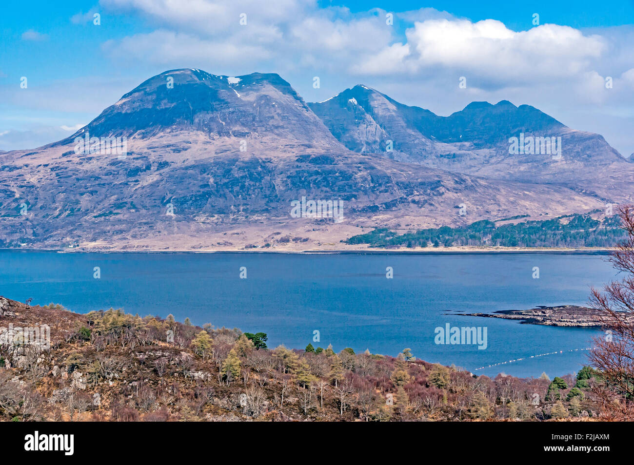 La montagna scozzese Beinn Alligin sollevamento fino a 985 metri da Loch Torridon nel West Highlands della Scozia Foto Stock