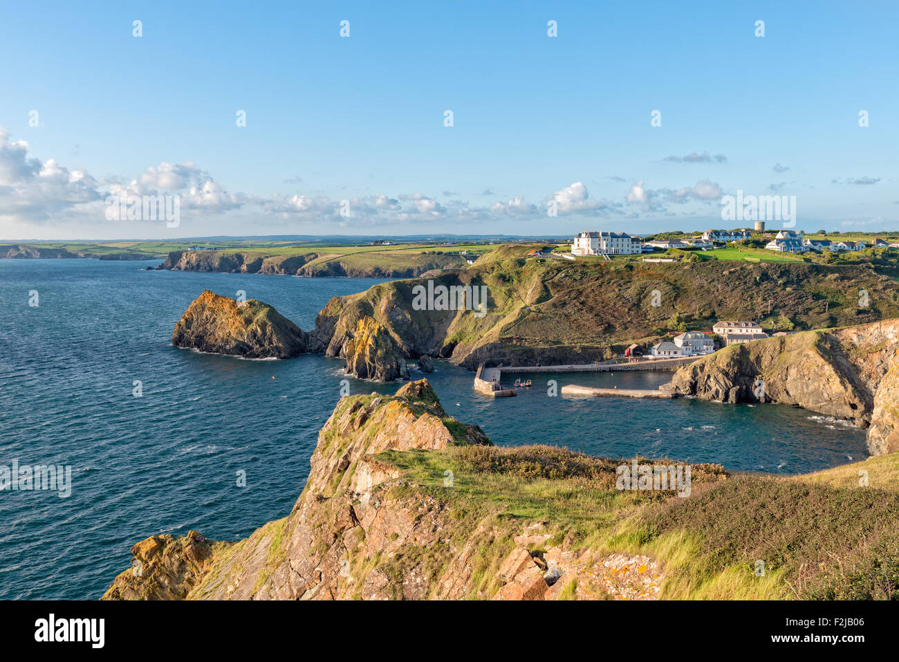 Mullion Cove sulla penisola di Lizard in Cornovaglia Foto Stock