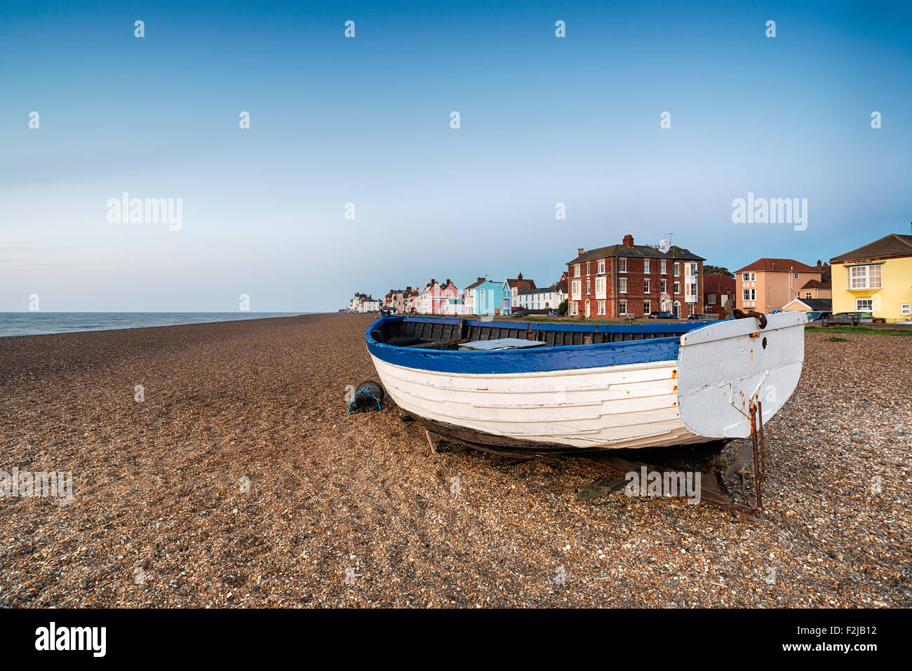 Una barca da pesca sulla spiaggia di ciottoli a Aldeburgh sulla costa di Suffolk Foto Stock
