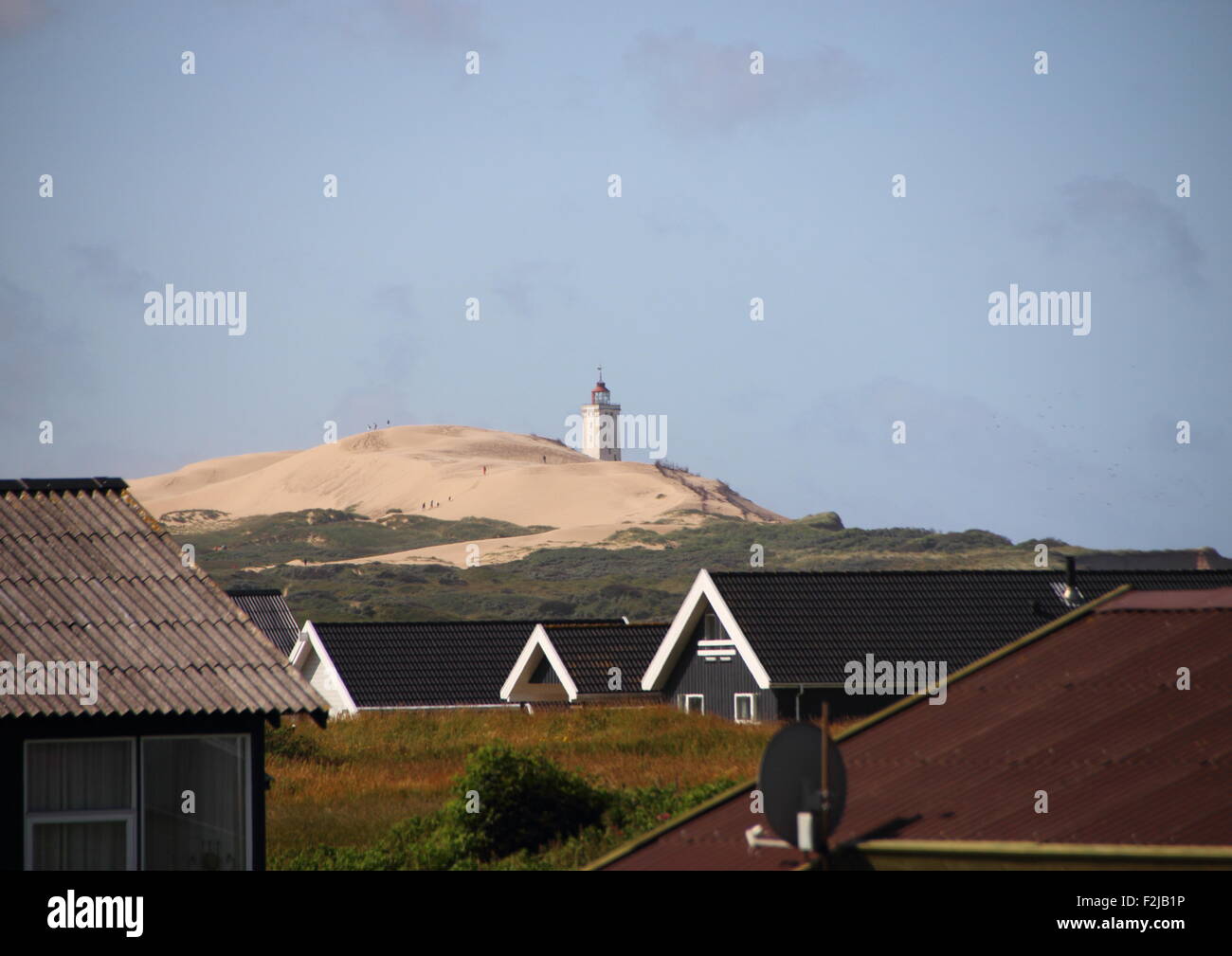 Paesaggio con case estive e Rubjerg Knude faro in background Foto Stock