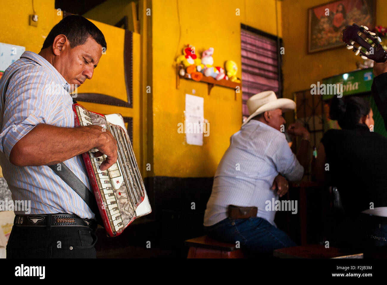 Musicista tradizionale o mariachi suonare la fisarmonica si aggira intorno a bar e ristoranti di Juigalpa seranading durante il rodeo Foto Stock