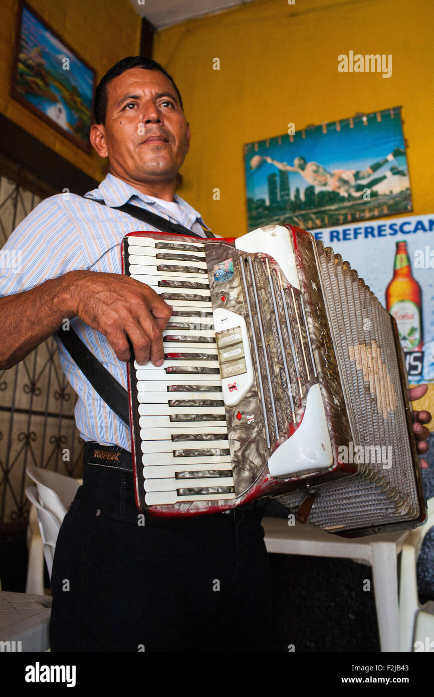 Musicista tradizionale o mariachi suonare la fisarmonica si aggira intorno a bar e ristoranti di Juigalpa seranading durante il rodeo Foto Stock