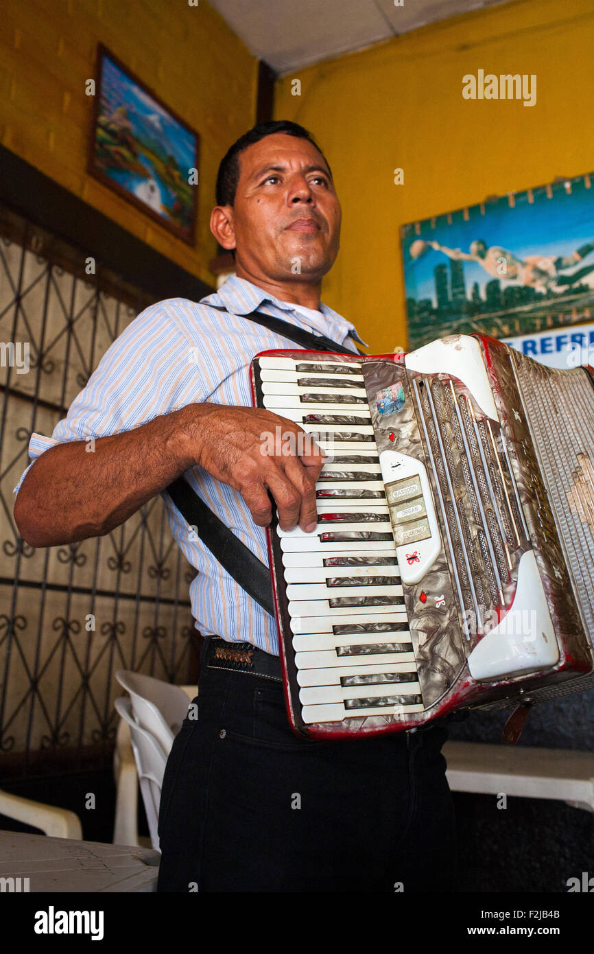 Musicista tradizionale o mariachi suonare la fisarmonica si aggira intorno a bar e ristoranti di Juigalpa seranading durante il rodeo Foto Stock