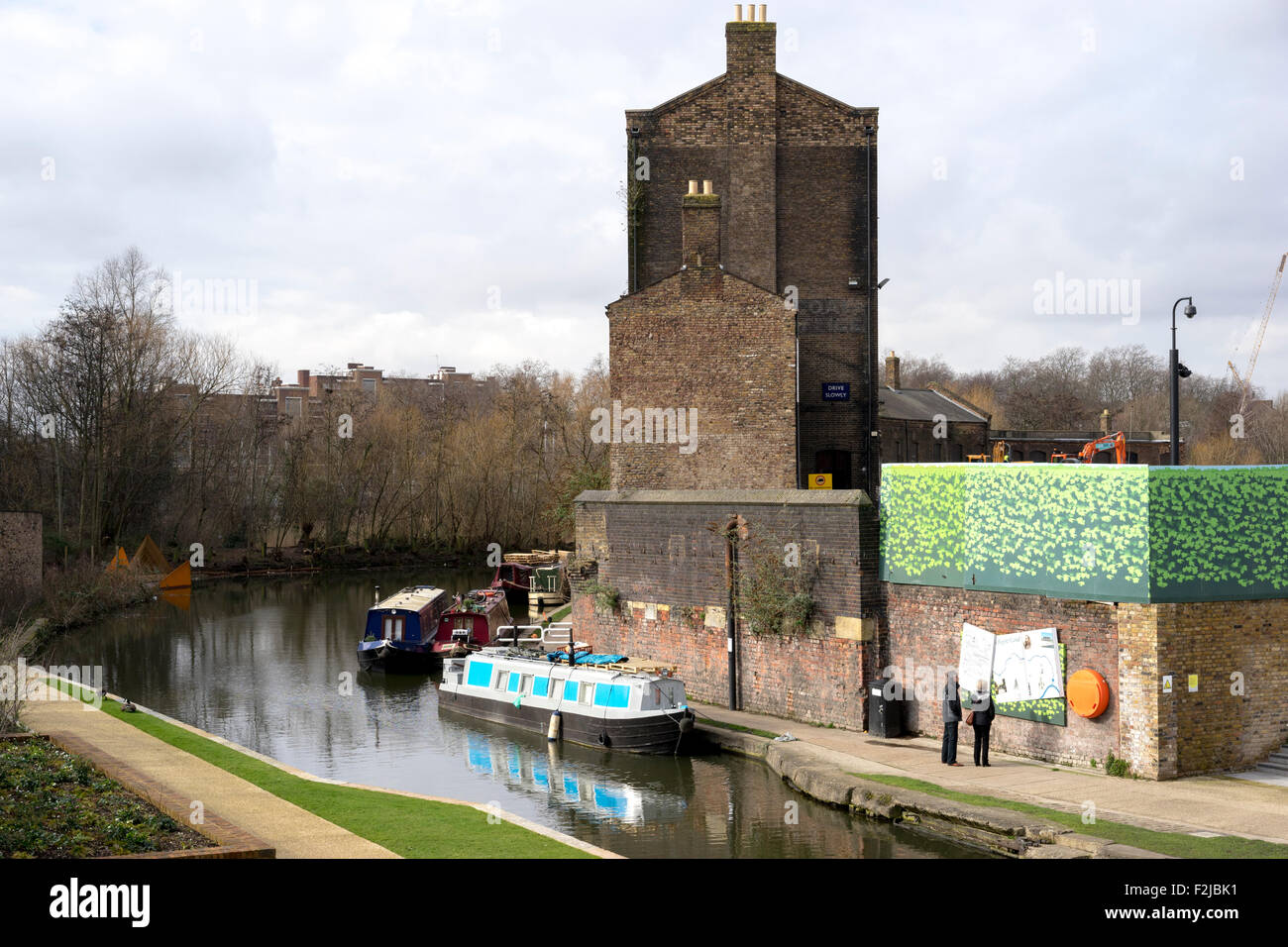 Regent's Canal Kings Cross che mostra il vecchio scalo merci edificio sotto la riqualificazione e rigenerazione Foto Stock
