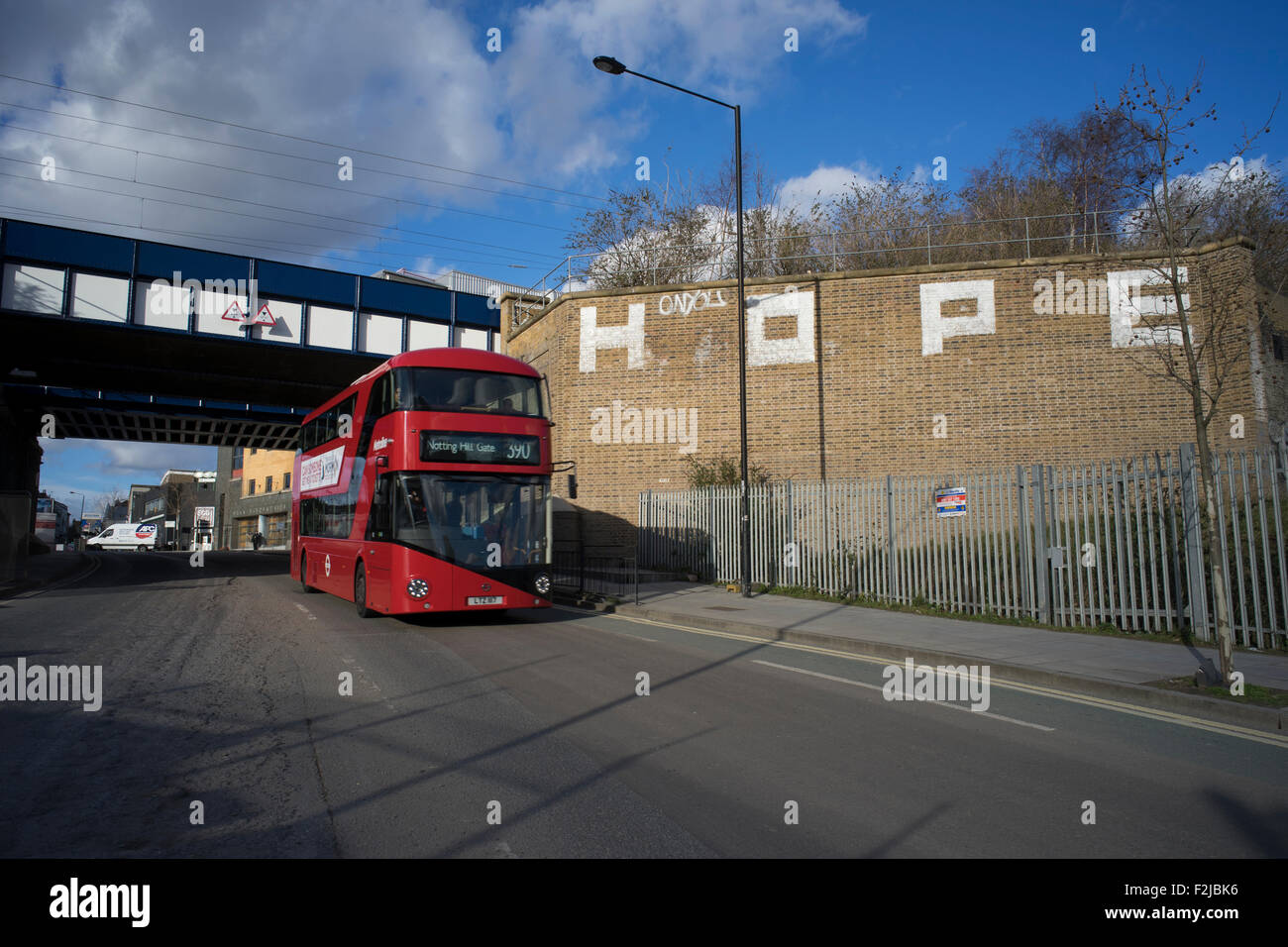 New London bus Routemaster su York Way vicino a King's Cross London passando graffiti visualizzando il messaggio di speranza Foto Stock