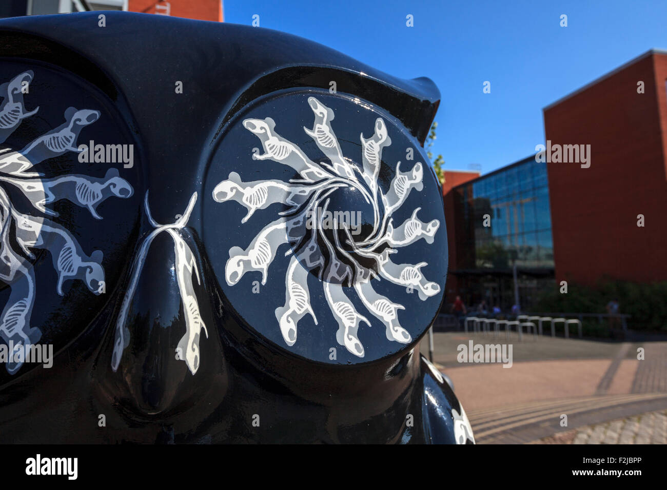 La scultura di Owl "Bone Ranger" fuori dalla School of computer Science nel campus dell'Università di Birmingham, parte del Big Hoot Birmingham 2015 Foto Stock