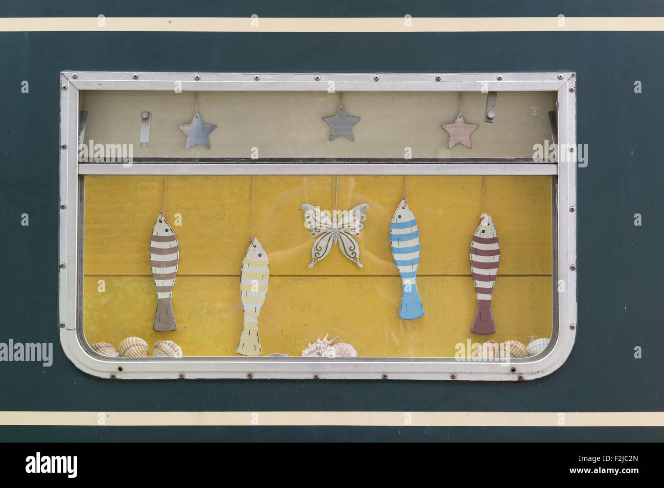 Finestra di pesce di decorazioni su una chiatta sul canale sul Regent's Canal vicino a King's Cross a Londra Inghilterra Foto Stock