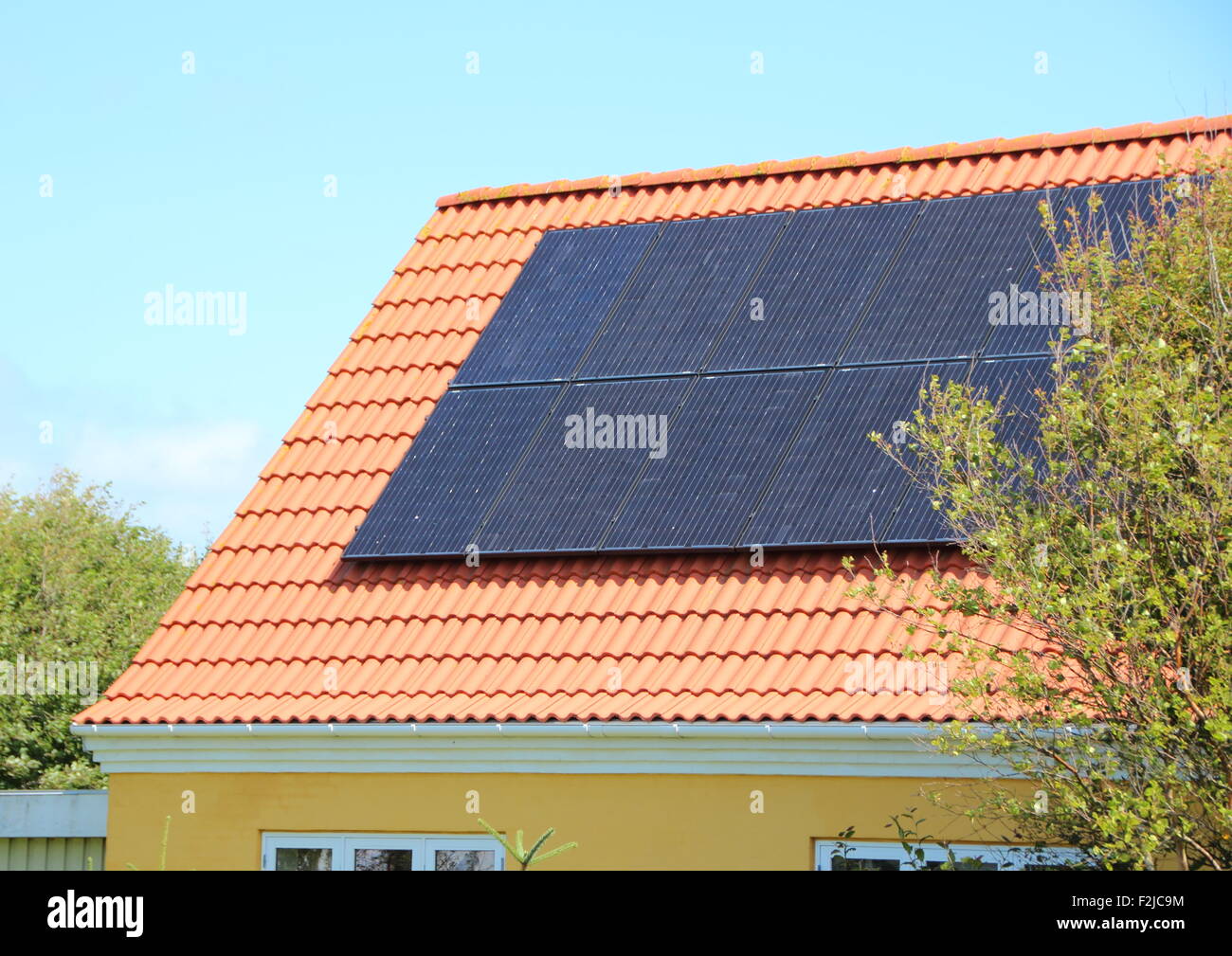 Pannello solare sul tetto di casa con tegole rosse il risparmio di energia elettrica Foto Stock