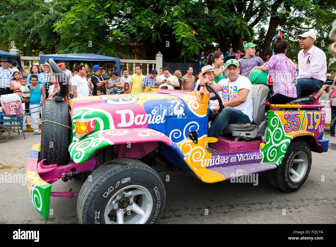 Un dipinto luminosamente jeep promuove e supporta Sandanista Daniel Ortega all annuale tope o sfilata di cavalli in Granada, Nicaragua Foto Stock