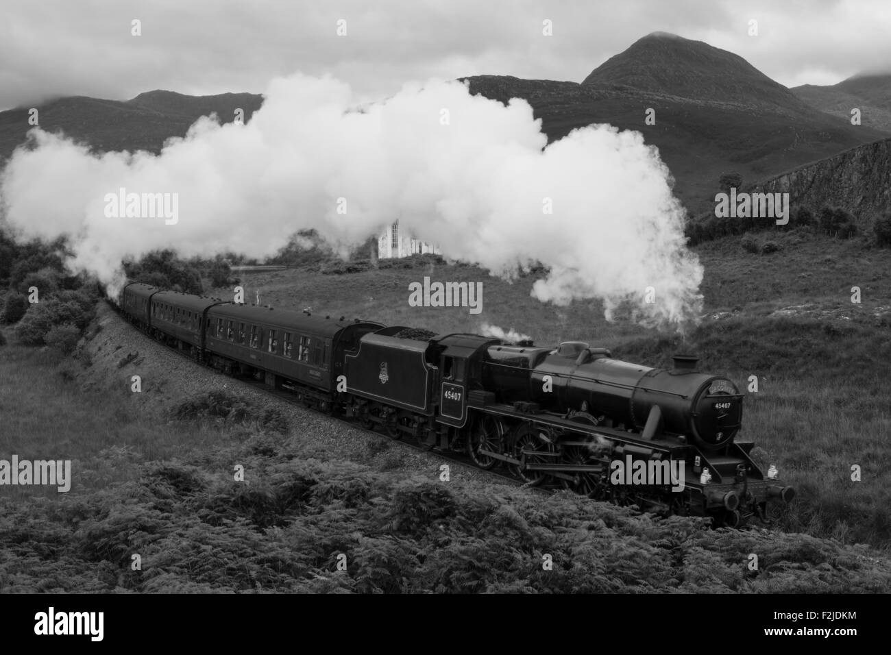 Il vapore Giacobita di treno che viaggia da Fort William a Mallaig nel west Highlands della Scozia nel Regno Unito Foto Stock