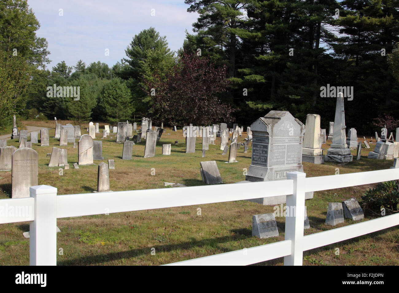 Rampa di colore bianco recinto intorno ad un cimitero rurale. Foto Stock